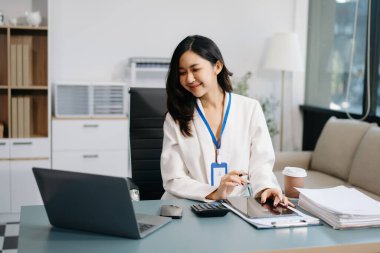 Yaratıcı ofisteki masada dijital tablet kullanan kendine güvenen iş uzmanı.