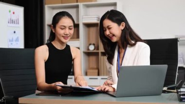 Modern ofiste birlikte çalışan başarılı iş kadınlarının portresi