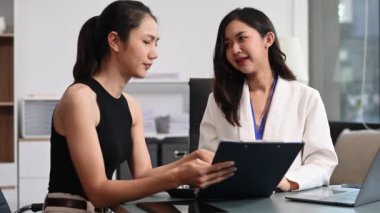 Modern ofiste birlikte çalışan başarılı iş kadınlarının portresi