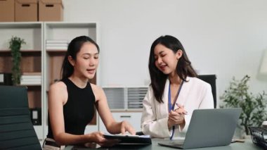 Modern ofiste birlikte çalışan başarılı iş kadınlarının portresi