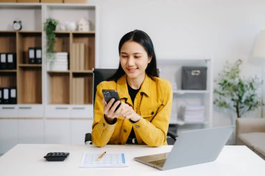 Başarılı Asyalı İş kadını Laptop 'ta Finans Analizi ve modern ofis masası vergisi, rapor, muhasebe, istatistik ve analitik araştırma konsepti