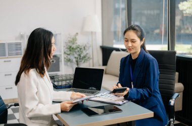 Genç iş adamları yeni bir proje üzerinde çalışıyor. Toplantının proje yöneticileri dizüstü bilgisayar kullanıyor 