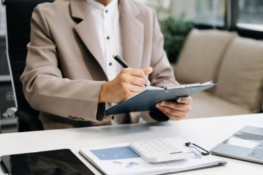 Modern ofisteki işyerindeki belgelerle kendinden emin işadamı