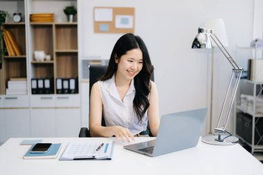 Modern ofis vergisi, raporu, muhasebe, istatistik ve analitik araştırma konseptinde başarılı Asyalı İş Kadını Finans Analizi