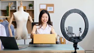 Moda blogcusu konsepti, Asyalı genç bir kadının video yayınında kıyafet satışı. Akıllı telefon ve halka lambasını kullanarak küçük işletme KOBİ 'si başlat 