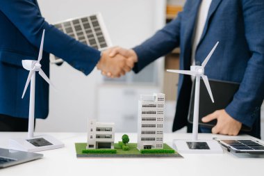 Asyalı işadamları arasında güneş pili teknolojisindeki son gelişmeler ve Güneş Enerjisi Çevre Şehir Konsepti ile ilgili tartışmalar, iş adamlarının el sıkışması