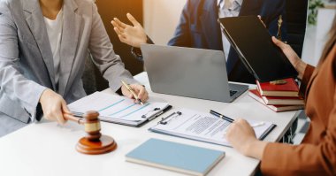 İş hukuku kavramı, iş avukatları, girişimcilerin telif hakkı davalarını ofiste dizüstü bilgisayar ve tabletle açmaları için avukatlara danışıyor  