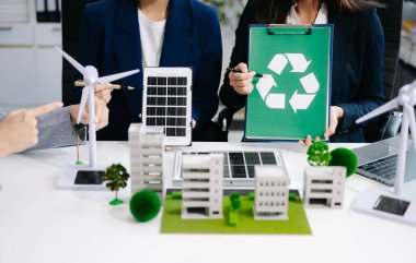 İş adamlarının şirket ofisinde rüzgar enerjisi hakkında görüşleri var. İş ekibi yel değirmenleri ve alternatif yeşil enerji hakkında konuşuyor. Ofiste yönetici toplantısı.