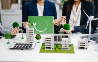 İş ekibi iş için dizüstü bilgisayar kullanmayı planlıyor. Ağ sıfır ve karbon nötr konsept. NET Sıfır simgesi, eko dünyasını kurtar ve kirliliği azalt