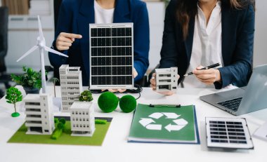 Ofis toplantı odasında geri dönüşüm sembollü alternatif enerji planlaması ve tartışması. Yeşil işletme ve Güneş Enerjisi Çevre Konsepti
