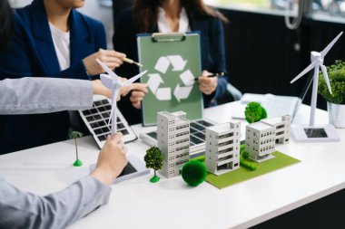 İş adamlarının şirket ofisinde rüzgar enerjisi hakkında görüşleri var. İş ekibi yel değirmenleri ve alternatif yeşil enerji hakkında konuşuyor. Ofiste yönetici toplantısı.