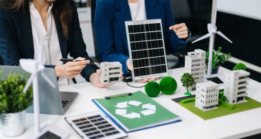 Ofis toplantı odasında geri dönüşüm sembollü alternatif enerji planlaması ve tartışması. Yeşil işletme ve Güneş Enerjisi Çevre Konsepti