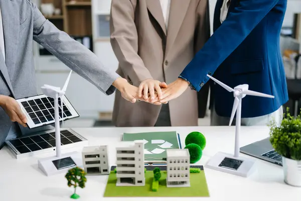 企業オフィスで風力エネルギーに関するコンサルティングを行っているビジネス関係者 風車と代替グリーンエネルギーについて議論するビジネスチーム オフィスでのエグゼクティブミーティング ストック画像
