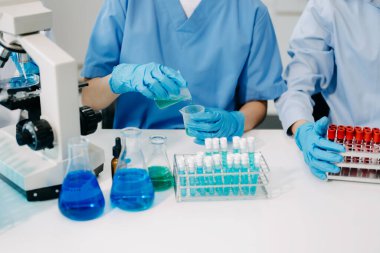 Ekip bilim adamlarıyla Modern Tıbbi Araştırma Laboratuvarı Örnekler Tıp, Biyoteknoloji Geliştirme 