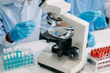 Ekip bilim adamlarıyla Modern Tıbbi Araştırma Laboratuvarı Örnekler Tıp, Biyoteknoloji Geliştirme 