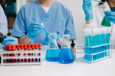 Modern Tıbbi Araştırma Laboratuarı. Ekip Bilim Adamları Örnekler Çalışıyor ve Analiz Ediyor. Tıp, Biyoteknoloji Geliştirme Konsepti 