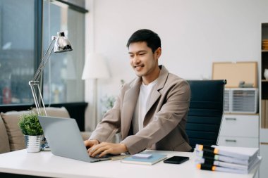 Yönetici yönetici dizüstü bilgisayar kullanıyor ve ofiste çalışıyor