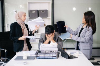 Gergin Asyalı iş adamları evrak işleri, işyeri kaygısı ve ofiste aşırı çalışma kavramına boğuldular
