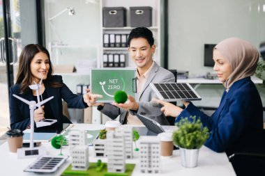 İş adamlarının şirket ofisinde rüzgar enerjisi hakkında görüşleri var. İş ekibi yel değirmenleri ve alternatif yeşil enerji hakkında konuşuyor. Ofiste yönetici toplantısı. 