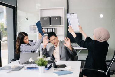 Gergin Asyalı iş adamları evrak işleri, işyeri kaygısı ve ofiste aşırı çalışma kavramına boğuldular