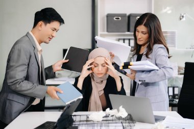 Gergin Asyalı iş adamları evrak işleri, işyeri kaygısı ve ofiste aşırı çalışma kavramına boğuldular