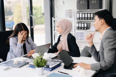 Öfkeli Asyalı iş adamları modern ofiste bir hata yaptıktan sonra şiddetle tartışıyorlar.