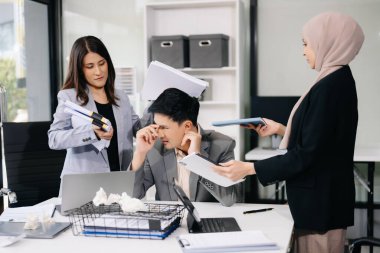 Gergin Asyalı iş adamları evrak işleri, işyeri kaygısı ve ofiste aşırı çalışma kavramına boğuldular