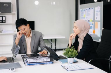 Öfkeli Asyalı iş adamları modern ofiste bir hata yaptıktan sonra şiddetle tartışıyorlar.