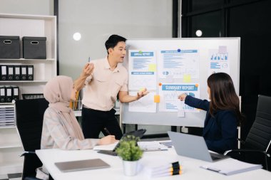 İş ortakları toplantıda belge ve fikirleri tartışıyor, yeni başlangıç projesiyle çalışıyorlar.