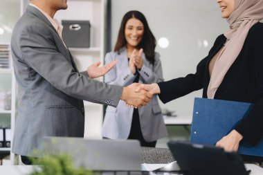 İş ortaklığı tokalaşması. Ofisteki büyük toplantıdan sonra başarılı bir anlaşma.