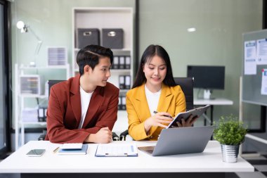 Modern ofiste birlikte çalışan başarılı iş adamlarının portresi. Ofiste çift çalışması başlangıç konsepti