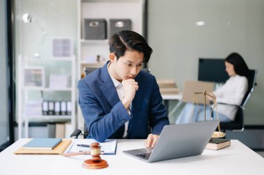 Ofiste dizüstü bilgisayarda çalışan Asyalı avukat, Adalet ve hukuk konsepti