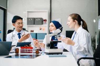 Ekibin tıbbi toplantısı tartışılıyor, beyin fırtınası ve planlama. İşbirliği, hastane ofis konseptinde takım çalışması