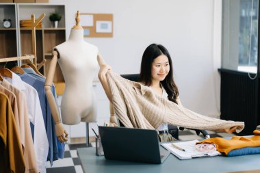 Moda blogcusu konsepti, Asyalı genç bir kadının video yayınında kıyafet satışı. Başlangıçta küçük işletme KME