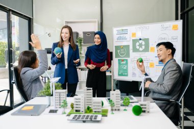 İş adamlarının şirket ofisinde rüzgar enerjisi hakkında görüşleri var. İş ekibi yel değirmenleri ve alternatif yeşil enerji hakkında konuşuyor. Ofiste yönetici toplantısı. 