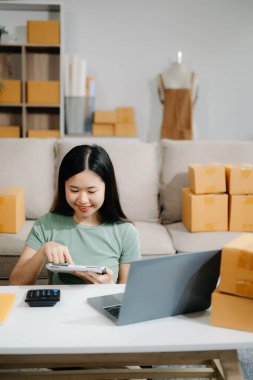 Küçük işletme girişimcisi KOBİ, ev ofisinde dizüstü bilgisayarda çalışan serbest kadın, e-ticaret konsepti