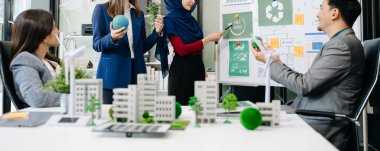 İş adamlarının şirket ofisinde rüzgar enerjisi hakkında görüşleri var. İş ekibi yel değirmenleri ve alternatif yeşil enerji hakkında konuşuyor. Ofiste yönetici toplantısı. 