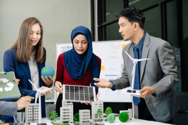 Geri dönüşüm planlaması ve tartışması ofis toplantı odasında kullanım azaltma politikası. Yeşil iş şirketi ve Güneş Enerjisi Çevre Kenti Kavramı