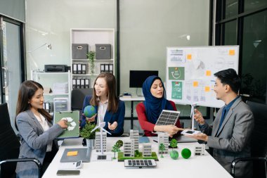 İş adamlarının şirket ofisinde rüzgar enerjisi hakkında görüşleri var. İş ekibi yel değirmenleri ve alternatif yeşil enerji hakkında konuşuyor. Ofiste yönetici toplantısı. 