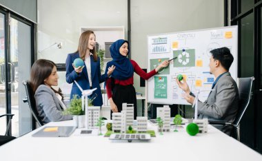 İş adamlarının şirket ofisinde rüzgar enerjisi hakkında görüşleri var. İş ekibi yel değirmenleri ve alternatif yeşil enerji hakkında konuşuyor. Ofiste yönetici toplantısı. 