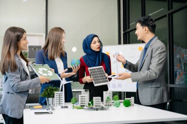 Geri dönüşüm planlaması ve tartışması ofis toplantı odasında kullanım azaltma politikası. Yeşil iş şirketi ve Güneş Enerjisi Çevre Kenti Kavramı