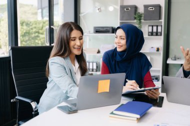 Ofiste yeni bir proje üzerinde çalışan bir grup farklı iş adamı. 