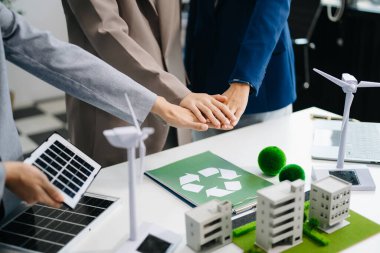 İş adamlarının şirket ofisinde rüzgar enerjisi hakkında görüşleri var. İş ekibi yel değirmenleri ve alternatif yeşil enerji hakkında konuşuyor. Ofiste yönetici toplantısı. 