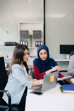 Ofiste yeni bir proje üzerinde çalışan bir grup farklı iş adamı. 