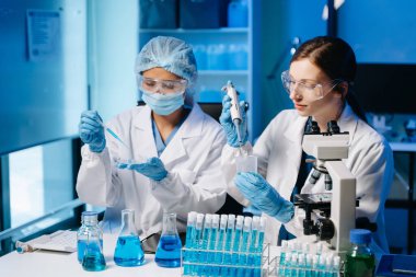  Modern Tıbbi Araştırma Laboratuvarında İki Bilimadamının Portresi Çalışıyor ve Örnekleri Analiz Ediyor