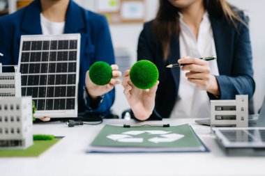 Geri dönüşüm planlaması ve tartışması ofis toplantı odasında kullanım azaltma politikası. Yeşil iş şirketi ve Güneş Enerjisi Çevre Kenti Kavramı