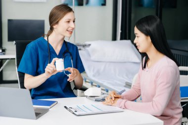 Kadın doktor hastaya ilaç kullanımını açıklıyor. Sağlık ve Tıp Konsepti.  