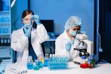 Laboratuvarda çalışan iki kadın bilim adamı. Tarım, araştırma konsepti ve test örnekleriyle bilim adamları.