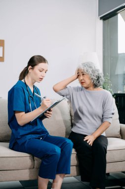 Psikoloji, depresyon. Acı çeken kadın psikoloğa, psikiyatriste danışmanlık yapıyor. 