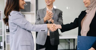 İş ortaklığı tokalaşması. Ofisteki büyük toplantıdan sonra başarılı bir anlaşma.